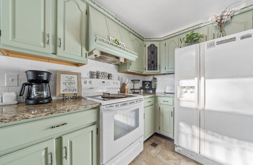 Eatonton House | Sleeps 10, Igloo Guest House, 5 Kayaks, + MORE!
