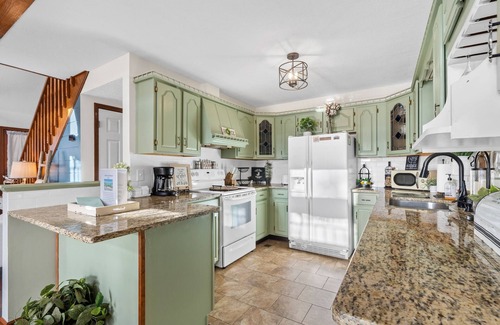 Eatonton House | Sleeps 10, Igloo Guest House, 5 Kayaks, + MORE!