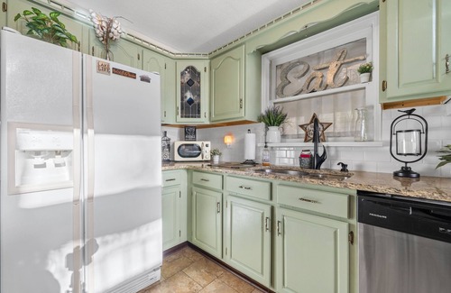 Eatonton House | Sleeps 10, Igloo Guest House, 5 Kayaks, + MORE!