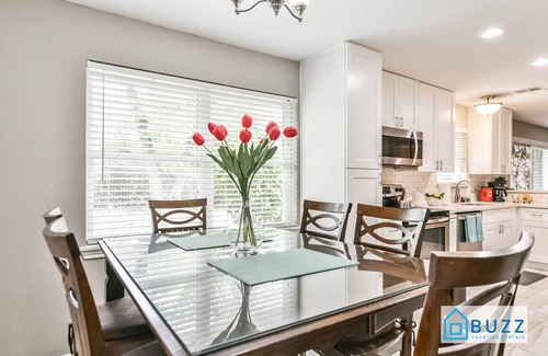 Westbury House | Sleeps 10 | King Bed | Family & Pet-Friendly | Near NRG, Galleria & Med Center