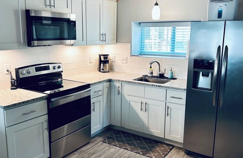 Gravois Mills House | Sleeps 10, large deep water dock, 2 swim platforms- ladders & covered slip.