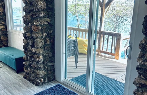 Gravois Mills House | Sleeps 10, large deep water dock, 2 swim platforms- ladders & covered slip.