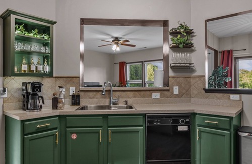 Gwinnett Place House | Sleeps 10 | Near I-85 | 4BR Family Stay