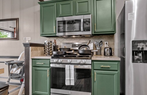 Gwinnett Place House | Sleeps 10 | Near I-85 | 4BR Family Stay