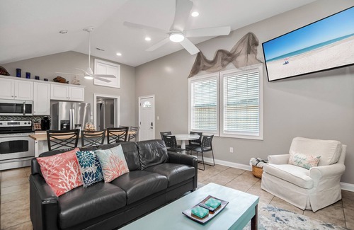 Pawleys Island House | Sleeps 10 peaceful bungalow in Pawleys Island just minutes from the BEACH!