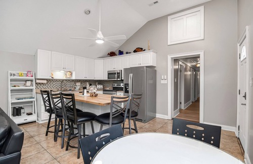 Pawleys Island House | Sleeps 10 peaceful bungalow in Pawleys Island just minutes from the BEACH!