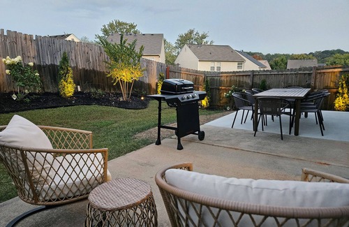 Lawrenceville House | Sleeps 10 | Pet & Family | 4BR Stay Near Hospital