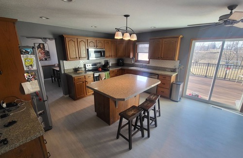 Grimes House | Sleeps 10, spacious home w/1 acre yard, 4 Bedrooms