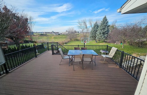 Grimes House | Sleeps 10, spacious home w/1 acre yard, 4 Bedrooms