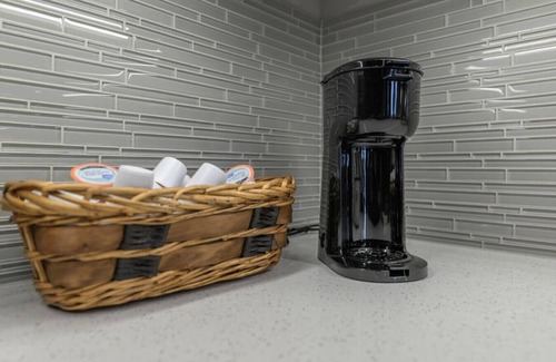 Fort Worth Apartment | Sleeps 10 w/King Bed+Gym+Free Parking+Stockyards