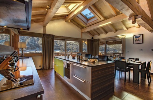 Morzine Ski Chalet | Sleeps 10 with Hot tub and spectacular mountain views