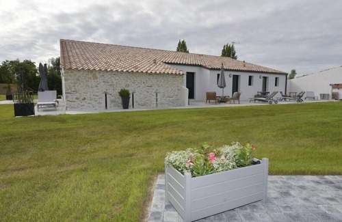 Chateauneuf House | Sleeps 10 with private indoor heated pool