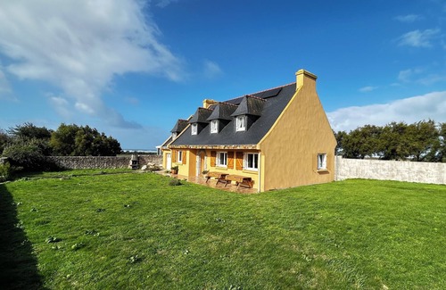Treogat House | Sleeps 11, close to the sea
