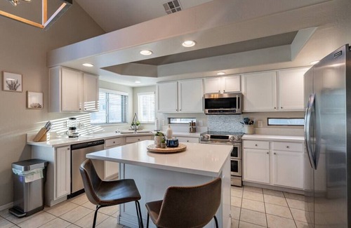 Cobblefield House | Sleeps 11 with pool and putting green!