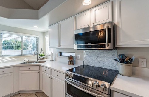 Cobblefield House | Sleeps 11 with pool and putting green!