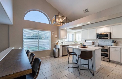 Cobblefield House | Sleeps 11 with pool and putting green!