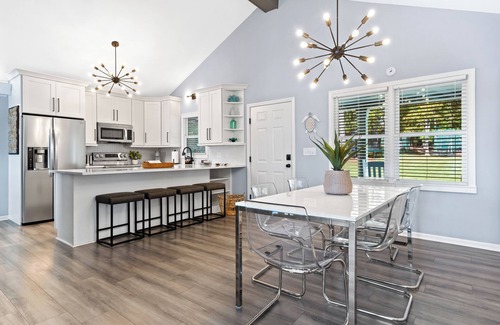 Milledgeville House | Sleeps 12, 16ft Water Depth, 2 Game Rooms, Hot Tub, Fire Pit, Pool Table + MORE!