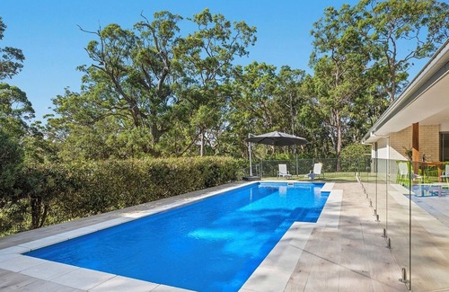 Urunga House | Sleeps 12, 5 Bedrooms, 5 min walk to beach, Heated Pool