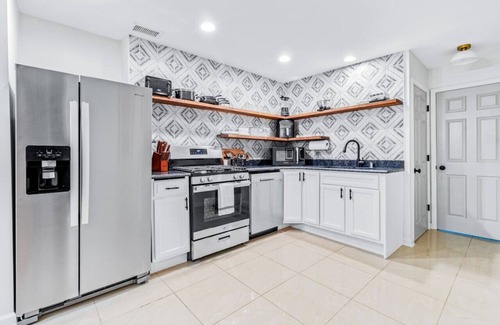 Downtown Louisville Apartment | Sleeps 12, HOT TUB, Cowboy Pool, Firepits, Yard Games