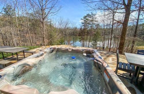 Mill Spring House | Sleeps 12 Hot Tub Private Dock Kayaks Dogs Welcome