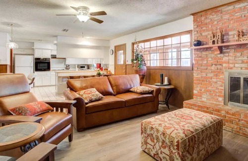 Lubbock House | Sleeps 12! Large 4BDR|2BTH Updated w/Full Kitchen Patio & Basement