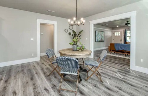 Raisin House | Sleeps 12 (w/Bunk Beds) : Pink Door Dream Home!