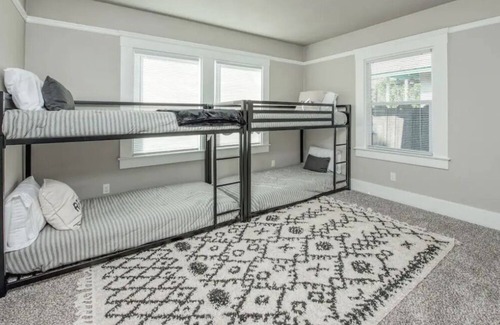 Raisin House | Sleeps 12 (w/Bunk Beds) : Pink Door Dream Home!