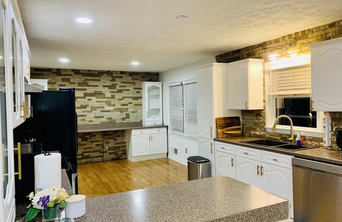 Buford House | ☀️SLEEPS 12🏠 WITH PRIVATE INGROUND SWIMMING POOL/POOL TABLE/AMENITIES