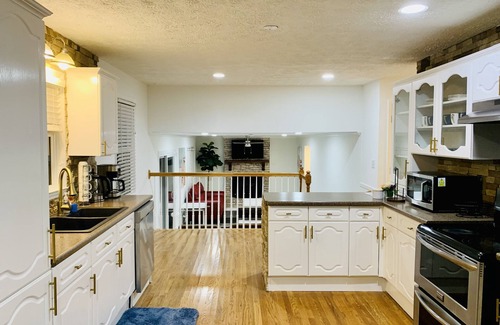 Buford House | ☀️SLEEPS 12🏠 WITH PRIVATE INGROUND SWIMMING POOL/POOL TABLE/AMENITIES