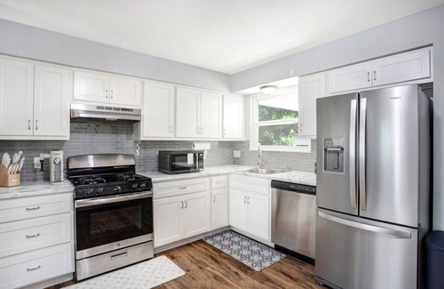 Maryland Heights House | Sleeps 13, 10 min to Airport