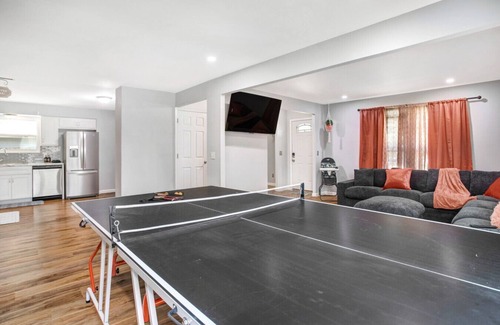 Maryland Heights House | Sleeps 13, 10 min to Airport