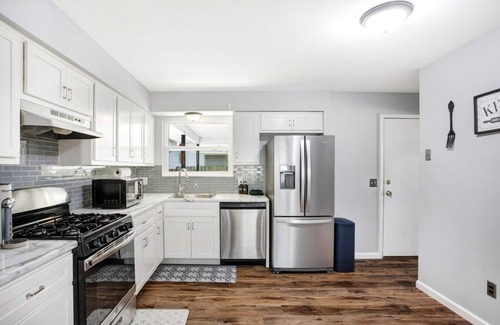 Maryland Heights House | Sleeps 13, 10 min to Airport