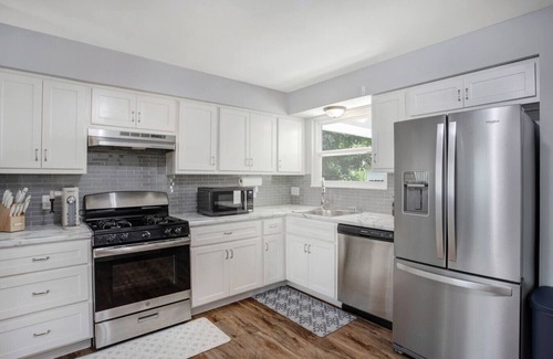 Maryland Heights House | Sleeps 13, 10 min to Airport