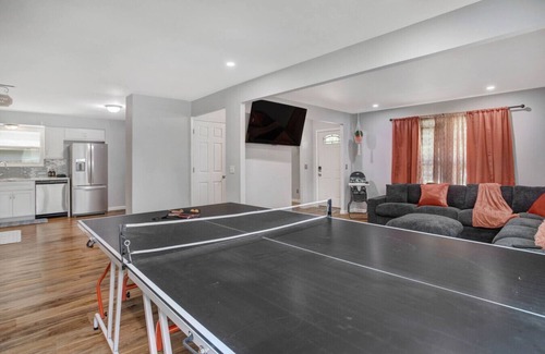 Maryland Heights House | Sleeps 13, 10 min to Airport
