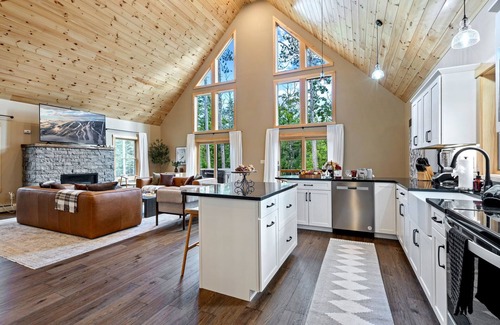 Bethel House | Sleeps 16! Arcade! Hot Tub! Fireplace! DOGS OK!