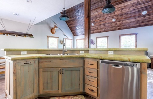 Cassville House | Sleeps 16-Marina, Pool, Roaring River & Table Rock