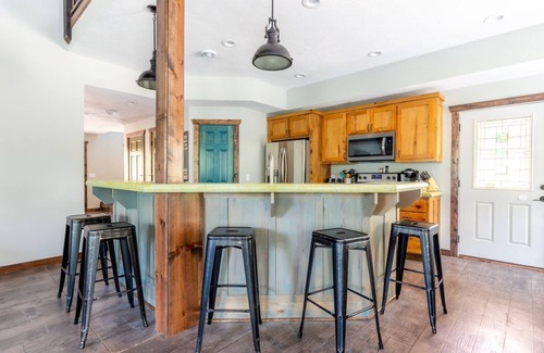 Cassville House | Sleeps 16-Marina, Pool, Roaring River & Table Rock