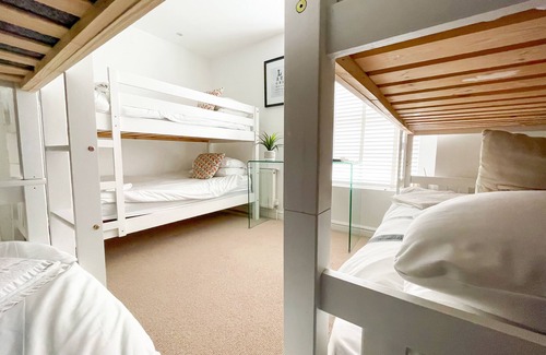 Newquay House | Sleeps 16 with style and space- and a hot tub!