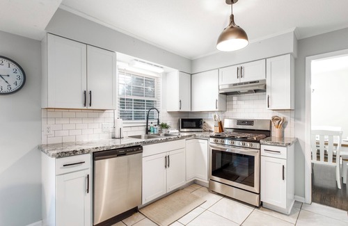 High Point House | Sleeps 17;2 mins from HPU; Hot Tub; Great for FurnitureMarket