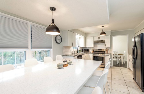 High Point House | Sleeps 17;2 mins from HPU; Hot Tub; Great for FurnitureMarket
