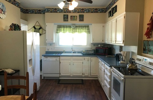 Lake Geneva House | Sleeps 17! DOWNTOWN LAKE GENEVA Fully Licensed for Weekend Rentals!