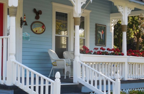 Lake Geneva House | Sleeps 17! DOWNTOWN LAKE GENEVA Fully Licensed for Weekend Rentals!