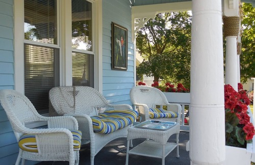 Lake Geneva House | Sleeps 17! DOWNTOWN LAKE GENEVA Fully Licensed for Weekend Rentals!