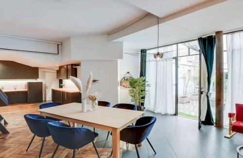 Porte-Saint-Martin Apartment | SLEEPS 17!THE PERFECT COURTYARD HOME FOR A FAMILY GATHERING - CANAL SAINT MARTIN