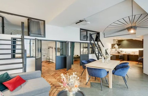 Porte-Saint-Martin Apartment | SLEEPS 17!THE PERFECT COURTYARD HOME FOR A FAMILY GATHERING - CANAL SAINT MARTIN