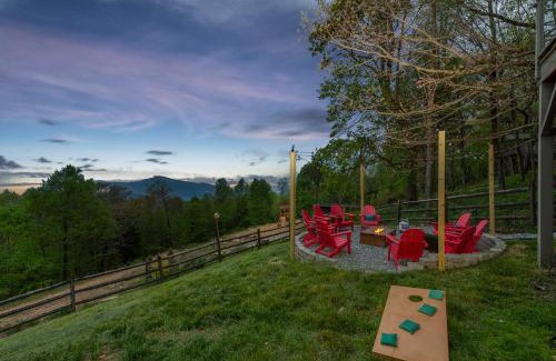 Fairview House | Sleeps 20 Hot Tub Outdoor Theater Putt Putt Games