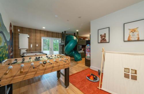 Fairview House | Sleeps 20 Hot Tub Outdoor Theater Putt Putt Games