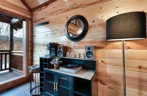 Caton Cabin | Sleeps 20! Large Heated Indoor Pool+Putt-Putt+Game Room