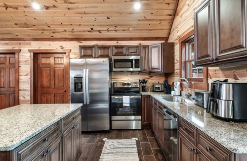 Caton Cabin | Sleeps 20! Large Heated Indoor Pool+Putt-Putt+Game Room