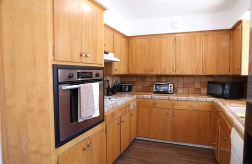Raisin House | Sleeps 20! Near Bulldog Stadium!